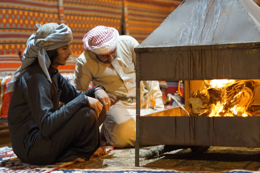 Chaque soir, il y a un feu de camp dans la tente commune. - Wadi Rum Nature Tours