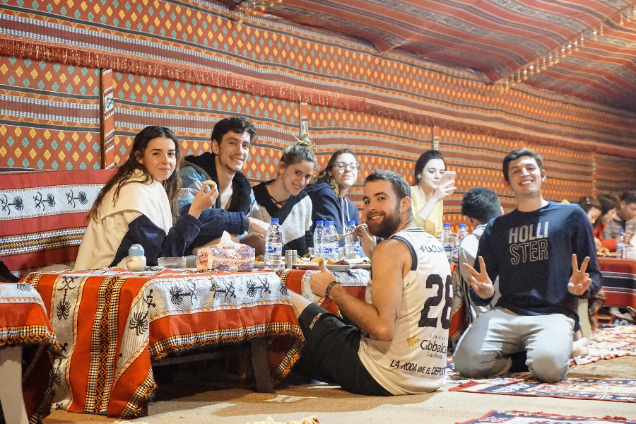 Les invités apprécient le dîner au camp. - Wadi Rum Nature Tours