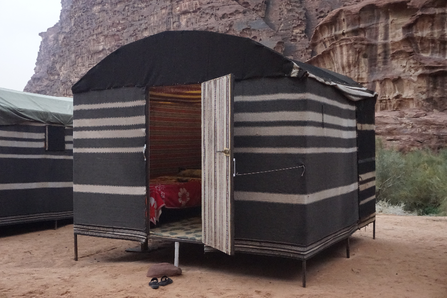 Une tente pour dormir. - Wadi Rum Nature Tours