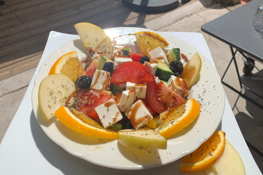 Notre Salade grecque qui invite au voyage - De la couleur plein l’assiette - ©-