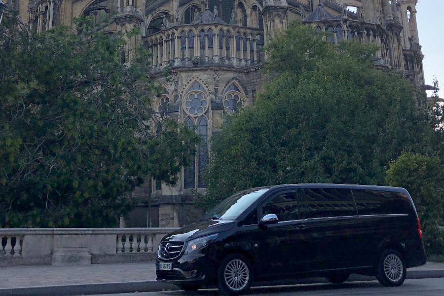Van Mercedes vue Cathédrale de Reims - ©Kévin BODNAR