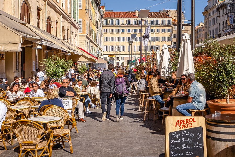 ☀️ Soleil, rires et bons moments sur la terrasse des Halles du Vieux-Port. Le spot parfait pour chiller à Marseille !