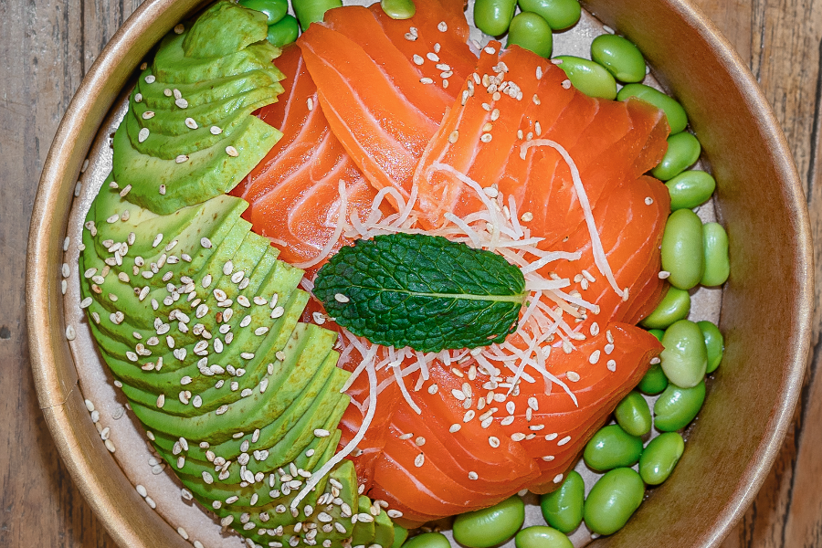 Fraîcheur au rendez-vous avec notre salade chirashi : un bol de soleil en terrasse ????????