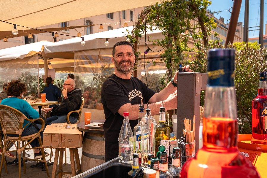 Cocktails, soleil et bonne humeur ☀️ Le bar extérieur des Halles vous attend tout l’été en terrasse !