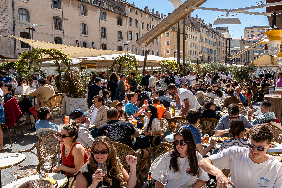 Ambiance détente en terrasse ???? Un verre à la main, le soleil qui caresse… bienvenue aux Halles du Vieux-Port.