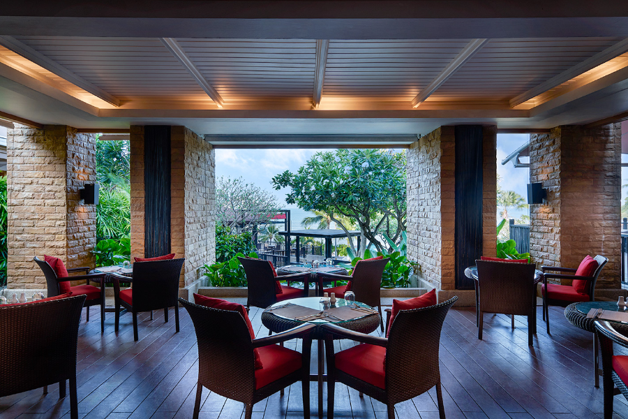 Aqua Restaurant, enjoy the breakfast with the view of ocean - ©PullmanPhuketPanwa