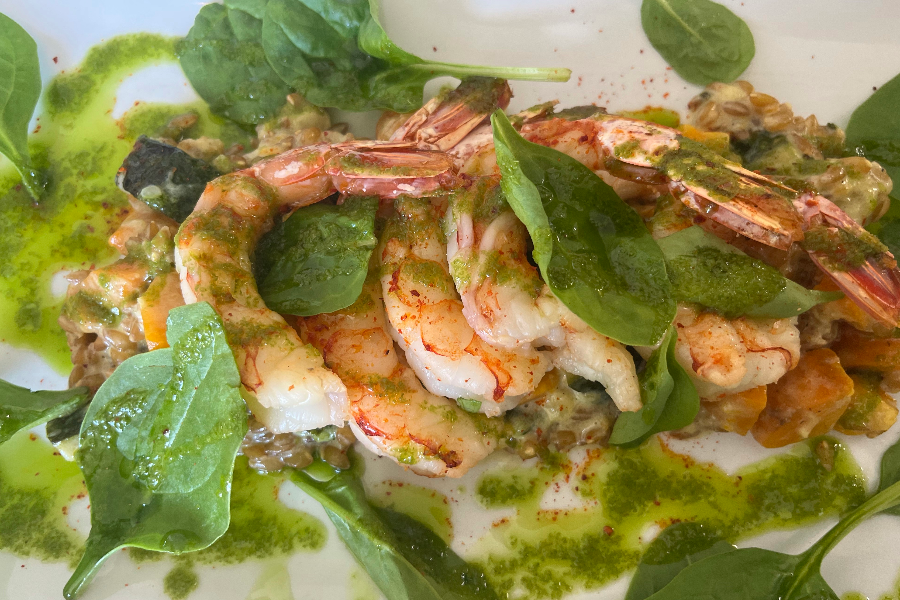 Assiette de gambas marinées au piment d’Espelette, risotto de petit épeautre, petits légumes et pousses d’épinard - ©copyright