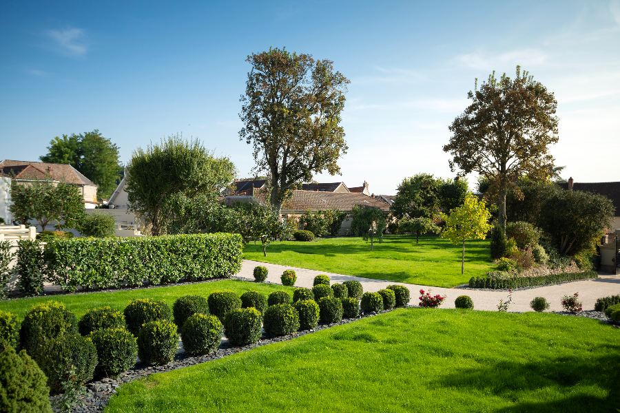 Le Parc de la Villa, calme et verdoyant, pour profiter d'un moment de détente au cœur du vignoble champenois.