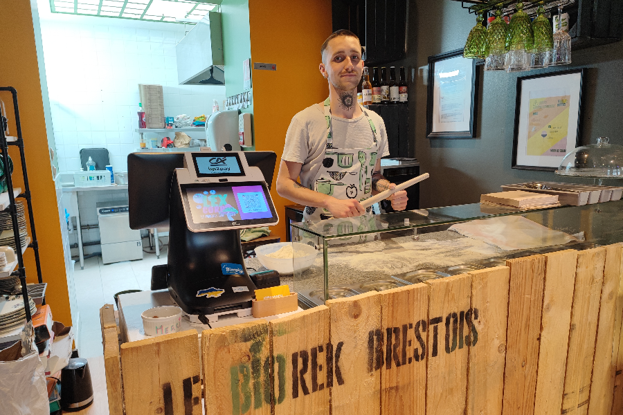 Alexandre est au commande du restaurant Le Biorek situé dans le quartier Saint-Martin à Brest - ©Enora Heurtebize