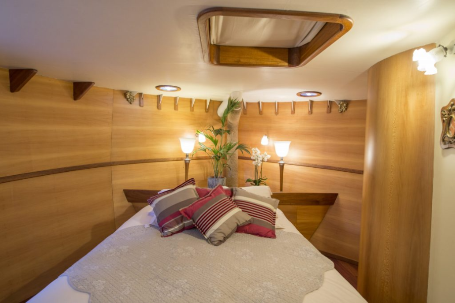 Chambre cabine à bord d'une péniche sur la garonne à Bordeaux - ©PENICHE TANGO