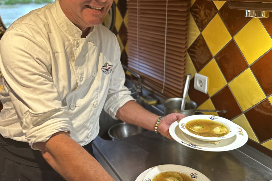 Daniel Sak, capitaine et cuisinier à bord - ©Péniche Tango