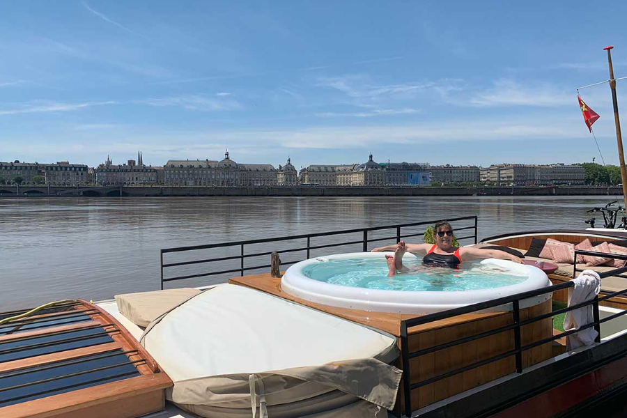 Jacuzzi à bord du Tangp - ©Péniche Tango