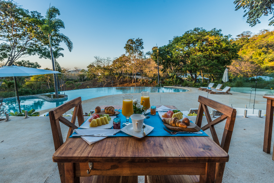 Petit déjeuner - Piscine - Mikado Natural Lodge - Tamarindo Costa Rica - ©Mikado Natural Lodge - Tamarindo Costa Rica