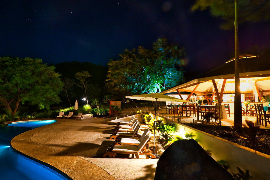 Piscine éclairée la nuit - Mikado Natural Lodge - Tamarindo Costa Rica - ©Mikado Natural Lodge - Tamarindo Costa Rica
