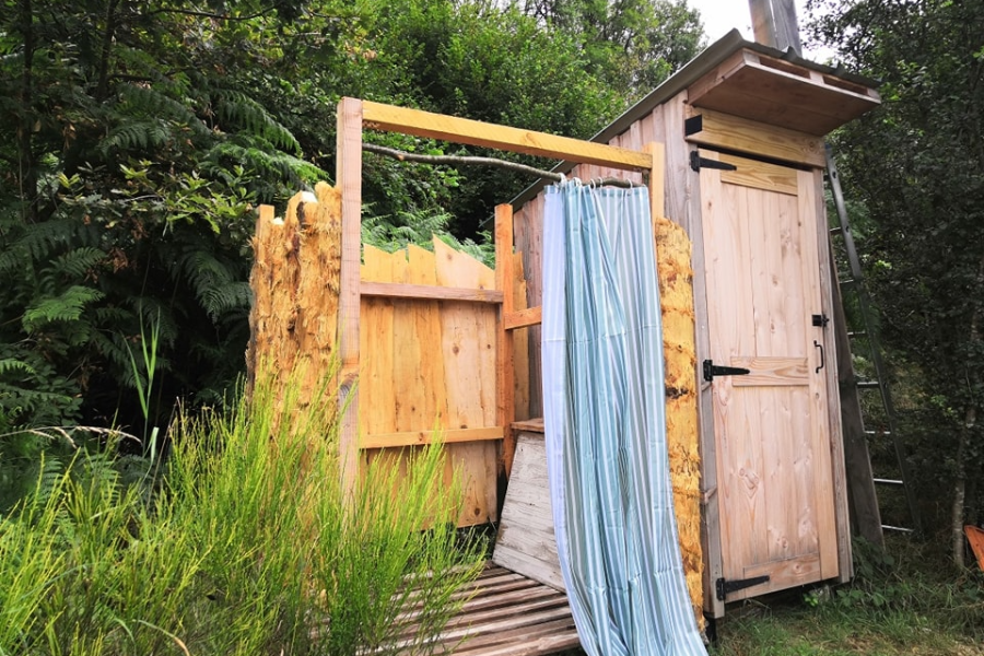 Toilettes sèches et douche ext - ©LES LOGES DE LA NATURE