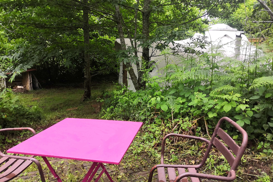 Terrasse ombragée Kerterre des chataigniers - ©Les loges de la nature