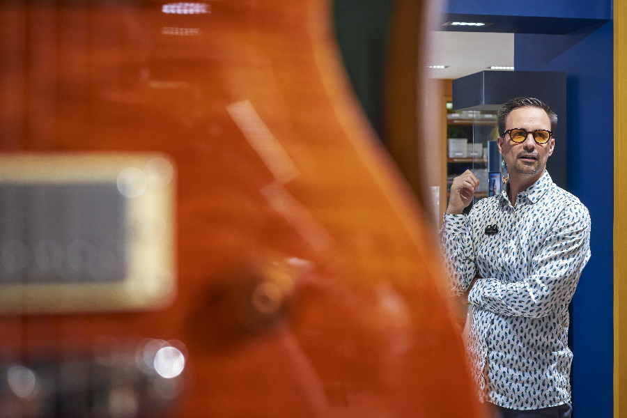 l'opticien philippe chassang pris en photo devant une guitare - ©Spassoff