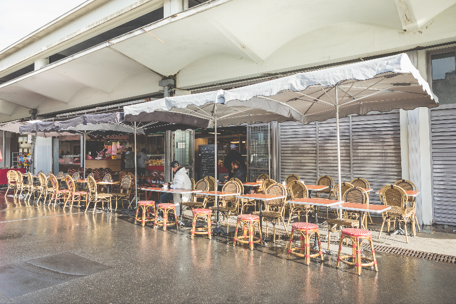 La terrasse dans le marché des capucins au restaurant Le Guet a Pan