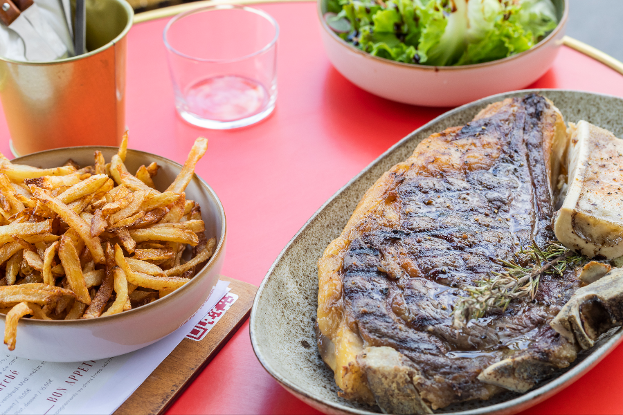 Côte de boeuf sur le marché des capucins au restaurant Le Guet a Pan