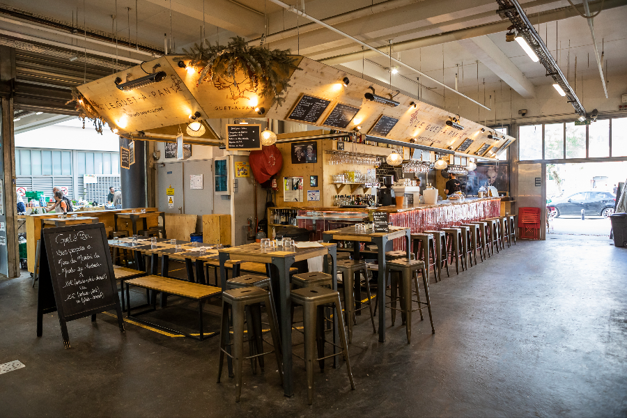 Se retrouver pour le déjeuner sur le marché des capucins au restaurant Le Guet a Pan