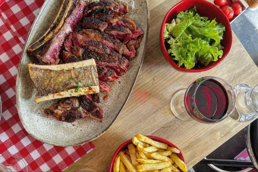 Os à moelle Côte de boeuf frites maison  chez le restaurant GUET A PAN au marché des Capucins - Bordeaux