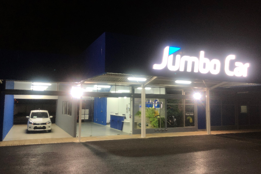 Agence bien clairée la nuit pour faciliter les départs et retours tardifs - ©jumbocar_costarica