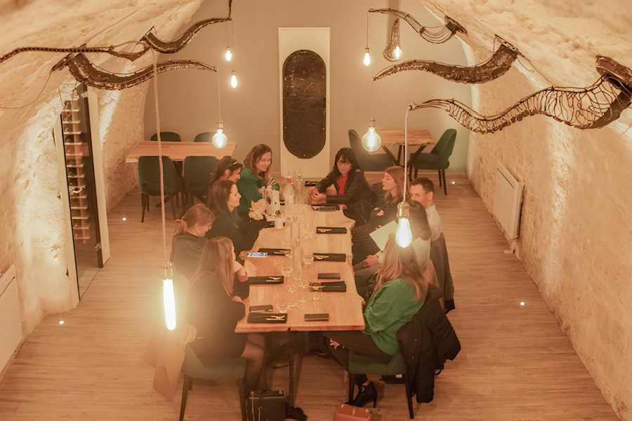 Repas de groupe dans la salle du bas - ©Andréa Briand