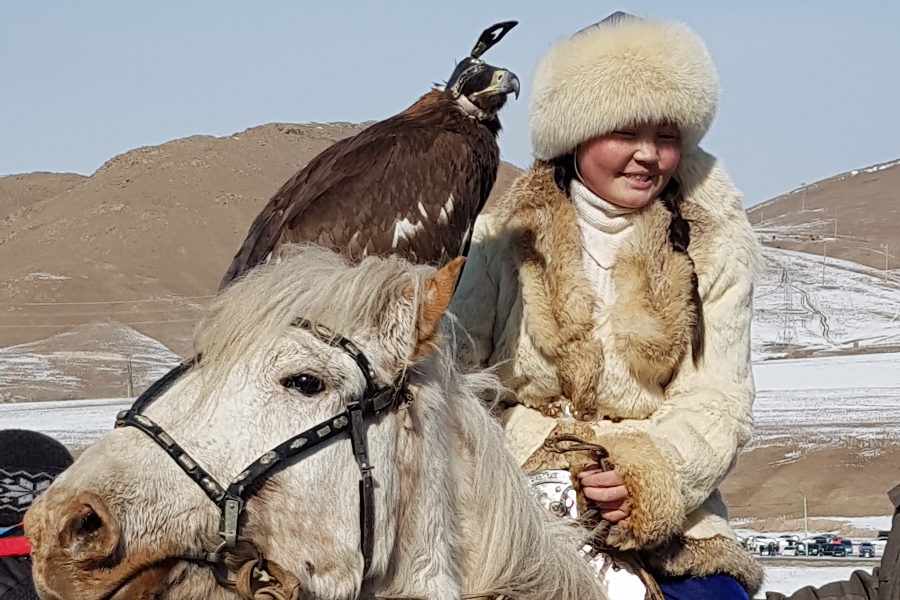 Chasseur à l'aigle Kazakh à cheval - ©Azur Travel Mongolia