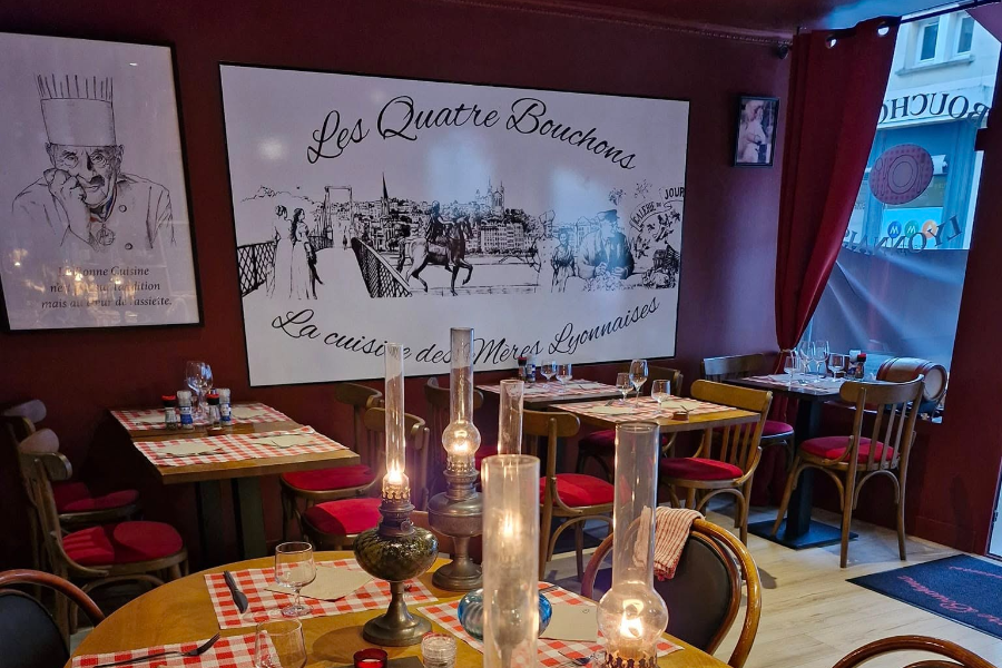 LES QUATRE BOUCHONS