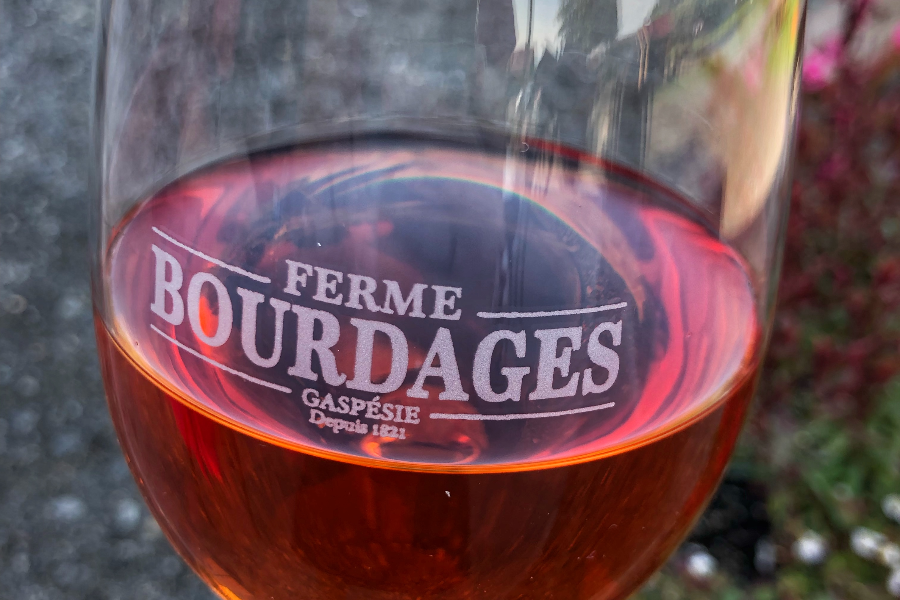 Le vin de fraises, élaboré à la Ferme. - ©Ferme Bourdages.
