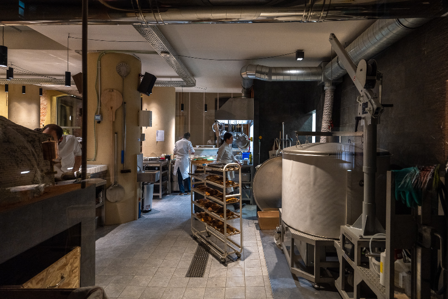 fournil, cuve de brassage et cuisine