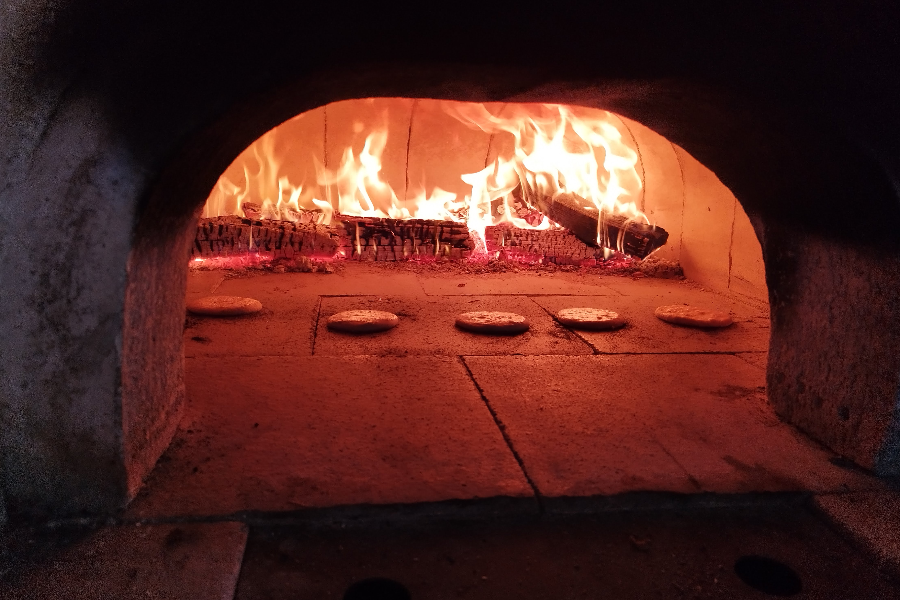 cuisson des pains dans le four à bois