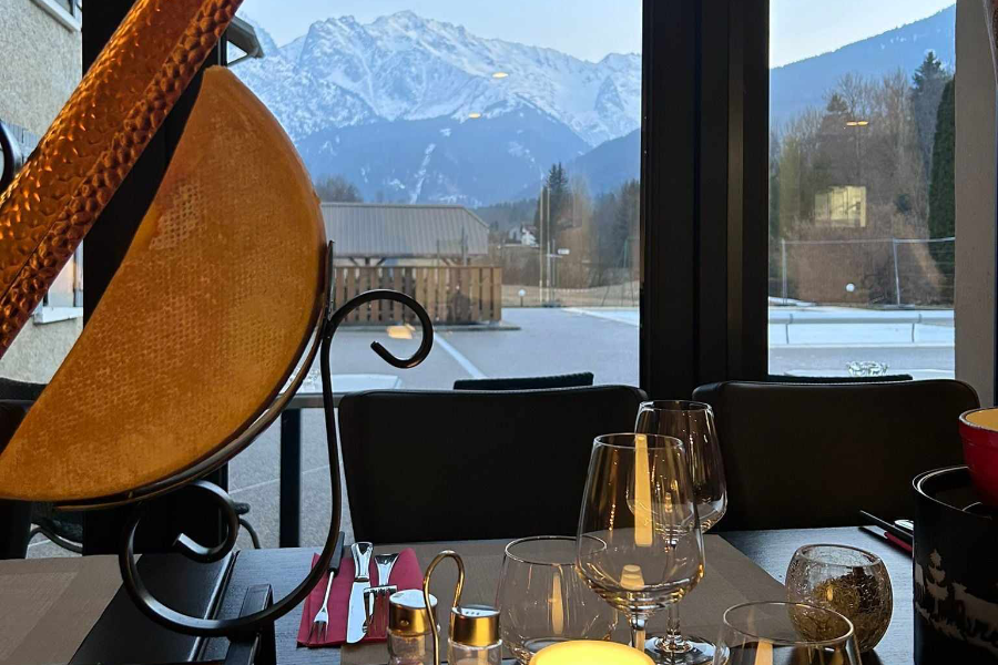 Raclette avec vue sur les montagnes enneigées - ©DR