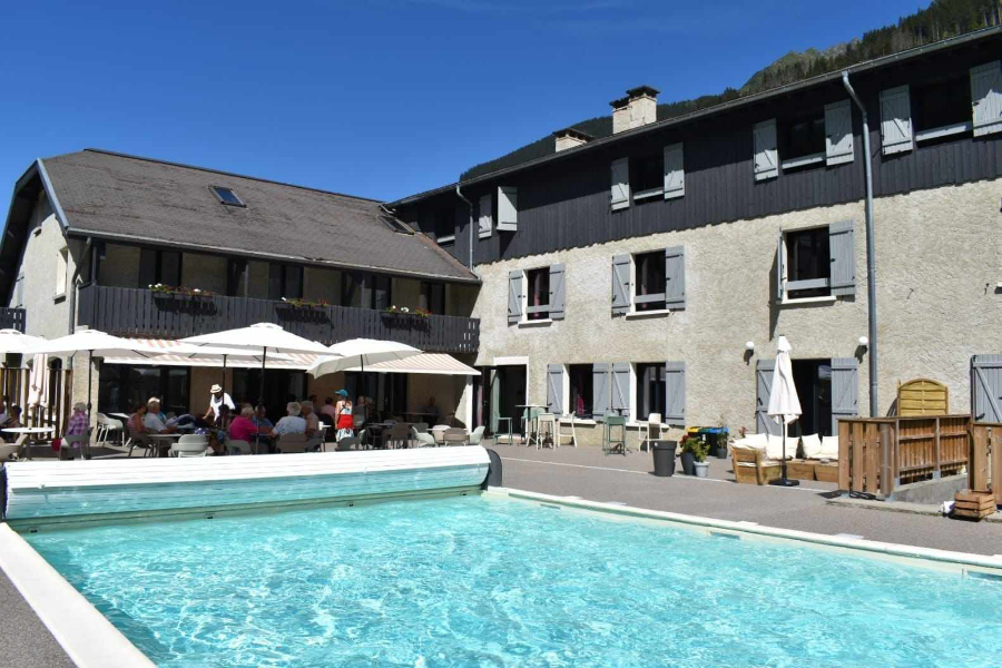 Vue de l’hôtel avec piscine - ©DR