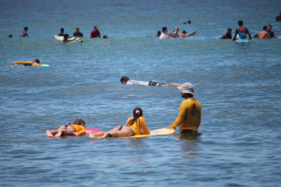 LE MONITEUR EST PRÉSENT AVEC VOUS DANS L'EAU POUR VOUS ACCOMPAGNER TOUT LE LONG DU COURS DE SURF. - ©M