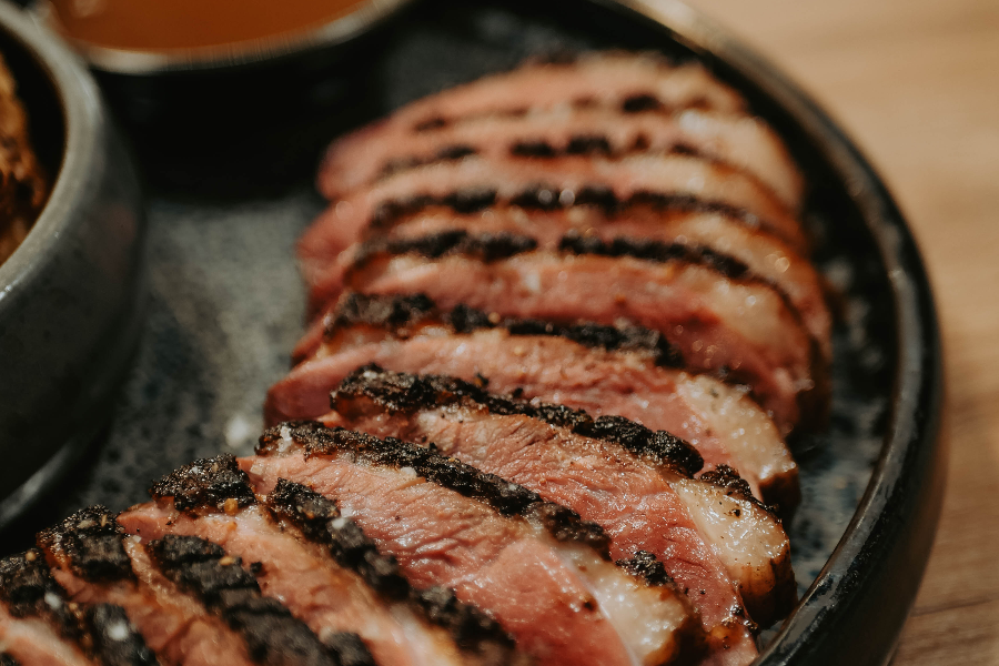 Magret de canard accompagné de ses frites et de sa sauce à l'orange