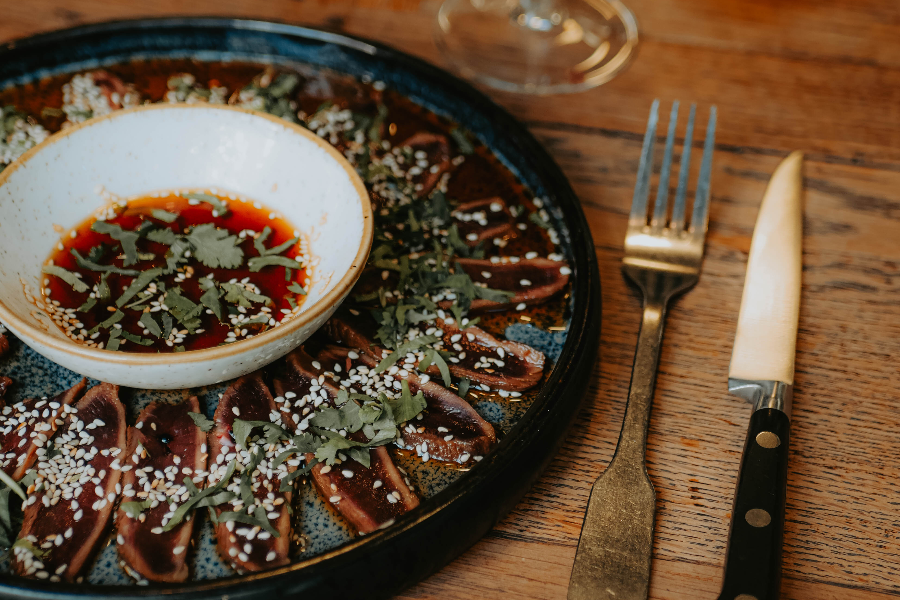 Tataki de magret accompagné de sa sauce sucrée au soja