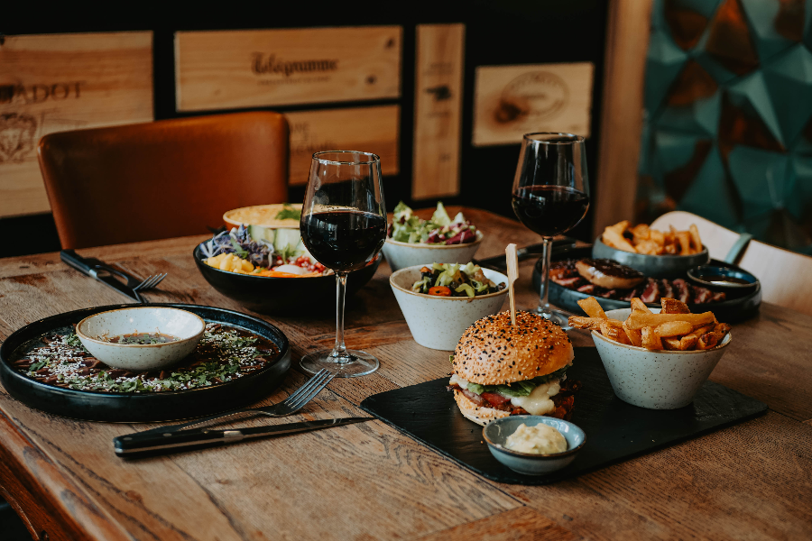 Plat proposé la carte : tataki, burger, parmentier et magret de canard Rossini