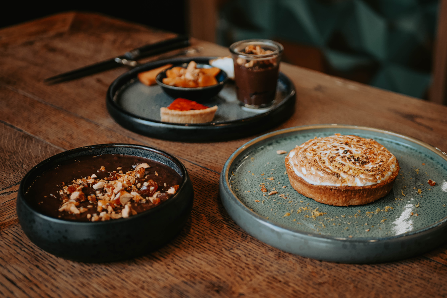 Dessert proposé à la carte ou en formule déjeuné : mousse au chocolat, café gourmand et tarte au citron