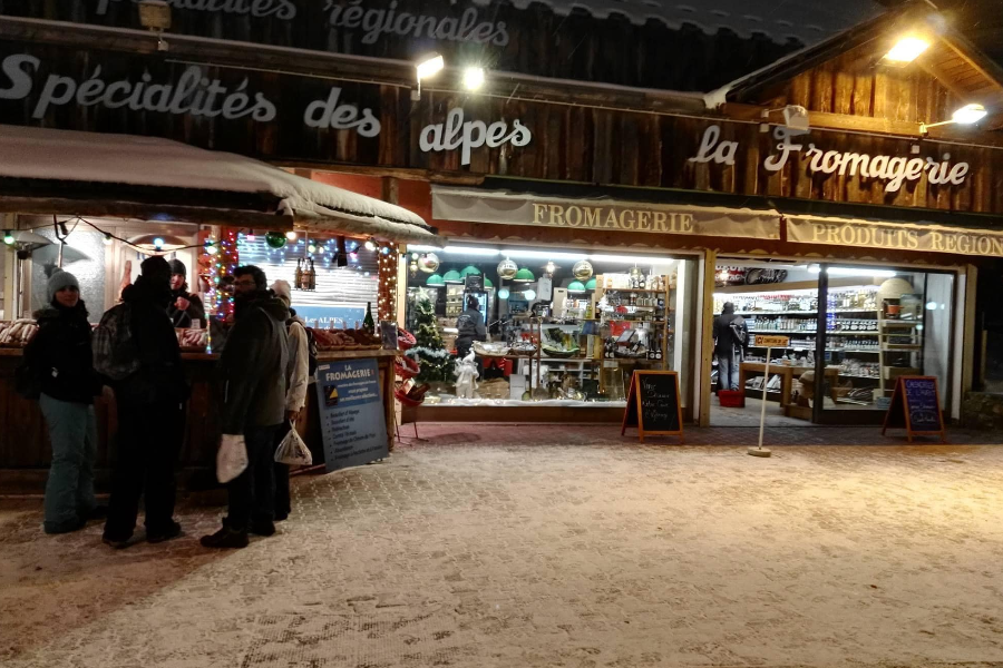 Des clients devant l'epicerie La Fromagerie des deux alpes