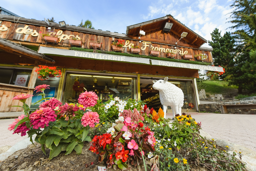 Devanture décorée avec des fleurs et un mouton