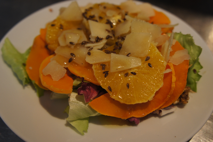 Salade de butternut rôtie au four, à l'orange et au parmesan du restaurant l'Aparenthèse à Corps - ©L'Aparenthèse