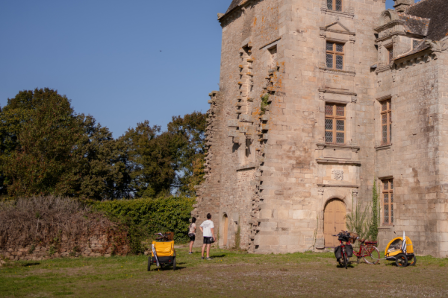 visite château en ruine à vélo - ©mezzofortephotographie