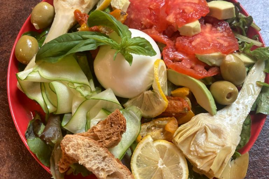 Salade d'été : burrata artichaud courgette olives tomates - Maison Politi Libourne - Traiteur/ restaurant/ epicerie Fine - ©Maison Politi Libourne - Traiteur/ restaurant/ epicerie Fine