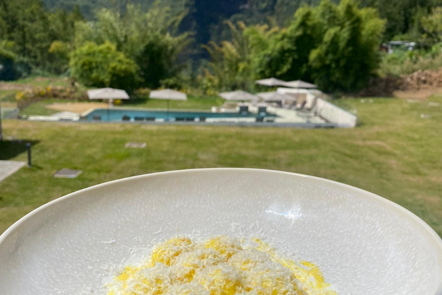 Gnocchis au parmesan Reggiano, crème infusée aux fleurs de safran et au romarin - ©Sarana Hôtel & Spa****
