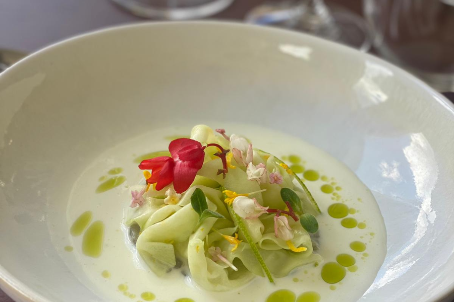 Salade de concombre, feta, anchois, crème infusée au cresson de Salazie - ©Sarana Hôtel & Spa****