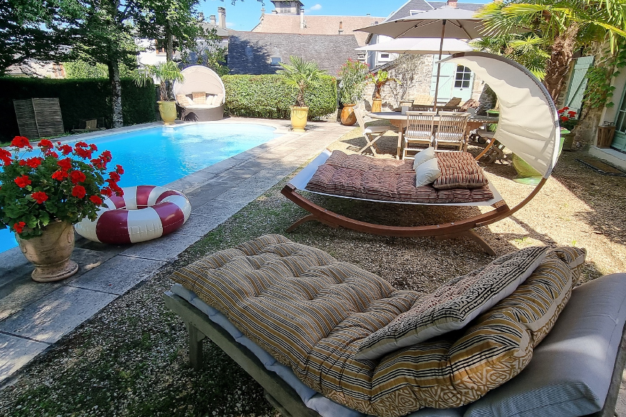 Une terrasse aux bains de soleil douillets - ©Hubert Monzat