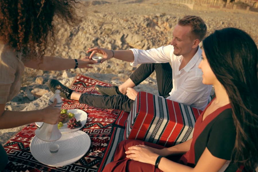 Journey Rak, Couple picnic, Unveil Arabia Journey - ©Unveil Arabia, http://unveilarabia.com