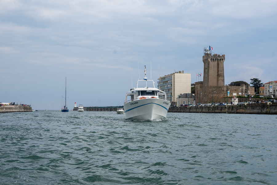 Le P'tit Natien dans le chenal des Sables d'Olonne - ©© Le P'tit Natien