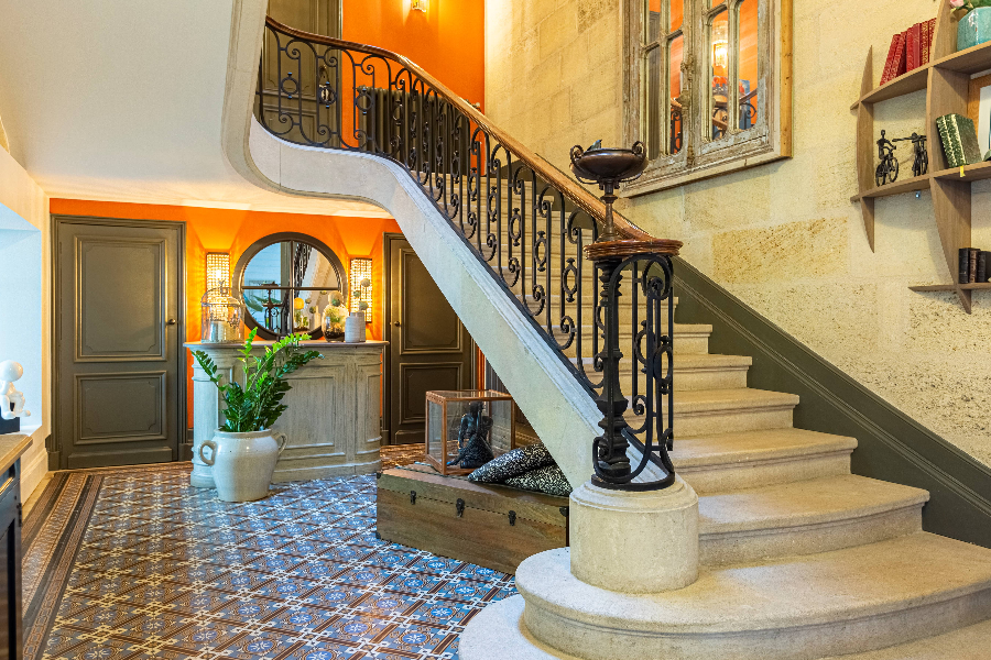 Escalier majestueux vers les chambres - ©La Maison Mulatô